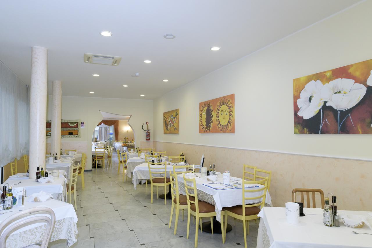 Hotel Mondial Cervia Esterno foto